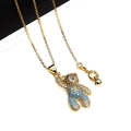 Dettaglio del ciondolo a orso dorato con micro-pavé di zirconi bianchi e blu cielo - Collana Ciondolo Blu Turchese