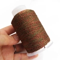 Hilo de bordar metálico trenzado en colores rojo, verde y dorado en carrete - Tricolor Rojo Verde Oro