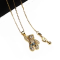 Dettaglio del ciondolo a forma di orso dorato con zirconi colorati su catena sottile - Collana con Pendente Multicolore