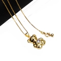 Dettaglio di un ciondolo a forma di orso dorato con zircone lavanda a cuore su catenina - Collana Ciondolo Stile 2