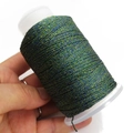 Hilo mezclado azul y verde metalizado en carrete blanco para tejer brazaletes - Mezcla Verde Azul Oro