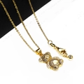 Dettaglio del ciondolo a forma di orso dorato con zirconi e chiusura a moschettone - Collana Ciondolo Stile 4