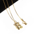 Nahaufnahme einer Goldbären-Halskette mit funkelnden Mikropave-Zirkonia und Verschluss - Stil 11 Anhänger Halskette