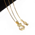 Detailaufnahme eines goldenen Bärenanhängers mit Zirkonia-Besatz an einer Gliederkette - Stil 13 Anhänger Halskette