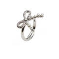 Detailaufnahme Schleifenring mit funkelnden Zirkonia und eleganten weißen Perlen - Einstellbar Offen / Künstliche Perle Pave-Schleife Silber Stil (11)