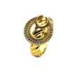 Makro-Detail eines 14k vergoldeten Rings mit Zirkonia-Mikropflaster und gedrehtem Design - Einstellbar Offen / Vintage Gedrehter Kreisstil (5)