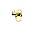 Detail eines 14k vergoldeten verstellbaren Rings mit fließendem abstraktem Design - Offen verstellbar / Buchstabe F
