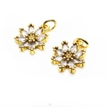 Detailansicht von zwei goldenen Blumenanhängern mit Zirkonia-Kristallen im Marquiseschliff - Weiße Blumenform (4#)