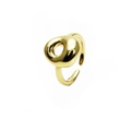 Detailansicht des goldfarbenen verstellbaren Rings mit polierter Flüssigmetall-Optik - Offen verstellbar / Buchstabe O
