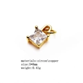 Vista dettagliata di un ciondolo in zircone quadrato dorato 5x8mm con anello chiuso lucido - Ciondolo Quadrato Piccolo in Zirconia (13#)