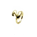 Detailansicht des 14k vergoldeten unregelmäßigen Wellenrings mit hochglanzpolierter Oberfläche - Offen verstellbar / Buchstabe Z