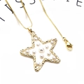 Goldene Stern-Halskette mit eingebetteten Perlen und strukturierter Fassung an Box-Kette - Stern Perle Halskette Mit Box Kette