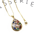 Detailansicht des farbenfrohen Edelstein-Tropfenanhängers an einer goldenen Box-Kette - Mehrfarbige Zirkonia-Wassertropfen-Halskette mit Box-Kette