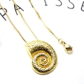 Nahaufnahme des goldenen Muschelanhängers mit Spiralstruktur und stabiler Box-Kette - Seestern Anhänger Halskette