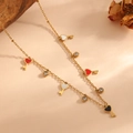 Detailopname van een vergulde ketting met veelkleurige hart-sleutelhangers en kristallen - Hart Sleutel Hanger (B512) / Goud