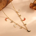 Detail van vergulde titaniumstalen ketting met kleurrijke halve maan bedeltjes. Luxe. - Maan Hanger (B501) / Goud
