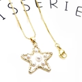Detailaufnahme einer goldenen Schlangenkette mit sternförmigem Perlenanhänger auf Weiß - Halskette mit sieben künstlichen Perlen und Box-Kette