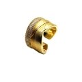 Detail eines 14k vergoldeten breiten Rings mit Mikrozirkonia und vertikalen Linientexturen - Einstellbar Offen / Vertikale Textur Mikro-Eingelegter Stil (5)