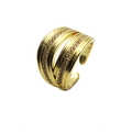 Nahaufnahme des 14k vergoldeten dreilagigen Rings mit Zirkonia-Mikropflaster-Details - Einstellbar Offen / Dreischichtiger Abgerundeter Eingelegter Stil (8)