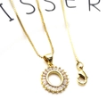 Detalle de un collar dorado con colgante redondo engastado con circonitas rectangulares - Letra O