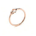 Detailansicht eines roségoldenen geometrischen Rings mit glänzend polierter Oberfläche - Größe 5 / Roségold