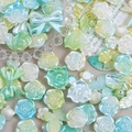 Ciondoli in resina pastello perlata con forme di rosa e fiocco in verde menta - Mix Barocco da Sogno-Verde