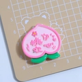 Cartoon Pfirsich Harz Anhänger mit rosa Herzmuster und geprägtem chinesischem Text - Obst-Wortplatte - Pfirsich Liebe