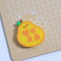 Accessoire en résine poire jaune mignonne pour DIY avec inscription rouge chinoise - Plat de Fruit - Rêves Deviennent Réalité (Poire)