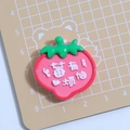 Charm fraise en résine avec texte chinois pour barrettes et loisirs créatifs - Plat de Fruit - Sans Soucis (Fraise)