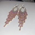 Vue détaillée des boucles d'oreilles pampilles en zircon rose avec éclat étoilé brillant - Style de Gland à Étages en Zirconia Rose (24#) / Or
