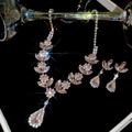 Vue détaillée d'un collier en zircons roses et de boucles d'oreilles gouttes assorties - Style 1 Fleur en Pierre Rose / Argent