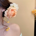 Detail einer eleganten Rosen-Haarklammer mit Perlenanhängern im Haar eines Modells. - Rose mit Künstliche Perlenquaste Entenschnabel-Clip (35#) / Orangerosa