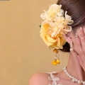 Vue détaillée de la pince à cheveux fleur en tissu jaune avec glands en perles - Pince à Bec de Canard Grande Fleur / Orange-Blanc