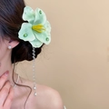 Detail einer hellgrünen Blumen-Haarspange mit schwingenden Perlenquasten an einem Model - Hellgrüne Blume mit Quaste Entenschnabel-Clip (36#) / Hellgrün