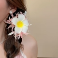 Pince à cheveux fleur de frangipanier blanche avec détails en plumes roses. - Pince à cheveux (20#) / 1 Pièce / Rose