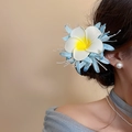 Élégante pince à cheveux fleur de frangipanier blanche et bleue portée par un modèle - Pince Crabe (21#) / 1 Pièce / Bleu