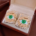 Detalle de pendientes vintage de perlas y esmalte verde de ojo turco en estuche de joyas - Estilo de Pasador de Plata / Oro-Blanco