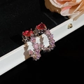 Verfijnd detail van zilveren C-vormige oorringen met roze en rode hartvormige zirkonia's - 53# Hartvormige Strass Stijl