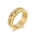 Detailansicht eines drehbaren goldenen Titanstahlrings mit Auge des Horus Muster. - Größe 6 / Gold