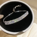Gros plan d'un bracelet en zircon plaqué or 18 carats dans sa boîte cadeau circulaire - 49# Bracelet