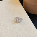 Nahaufnahme einer funkelnden herzförmigen Zirkonia-Ohrmanschette auf hellem Grund. - Doppel Wassertropfen Pave Strass Nicht Gepierct Ohrklemme (Stil 7)