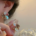 Gros plan de boucles d'oreilles délicates en pétales de cristal au design floral vintage. - Boucles d'Oreilles Clous en Strass et Pétales de Cristal Vintage Socialite (53#) / Or-Rouge-Rose