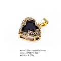 Vue macro d'un pendentif cœur en zircon violet avec base dorée et bord en cristaux - Style Cœur Violet (09774-2)