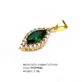 Détail d'un pendentif en zircon vert émeraude avec une base en cuivre doré - Style Marquise Émeraude (09774-4)