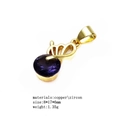 Dettaglio di un ciondolo a forma di gatto in rame con zircone viola e base dorata - Stile Curva Rotonda Viola (09774-7)