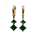 Detail van vierkante groene zirkoon hangers met goudvergulde hefboomsluiting - Groen