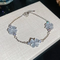 Detailansicht der Katzenaugenstein-Blumenanhänger an einem eleganten Silberarmband - Glückskatze / Silber