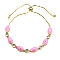 Detail van verstelbare gouden armband met roze emaille oog en zirkonia versieringen - Roze