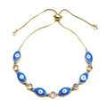 Detail van een gouden verstelbare evil eye armband met blauwe bedeltjes en fonkelende kristallen - Hemelsblauw