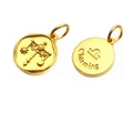 Vista macro del colgante de Libra bañado en oro mostrando el diseño del zodiaco y reverso - Libra